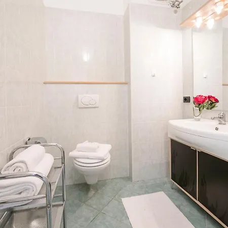 דירה Sleeps 6 Air Con מנאג'יו